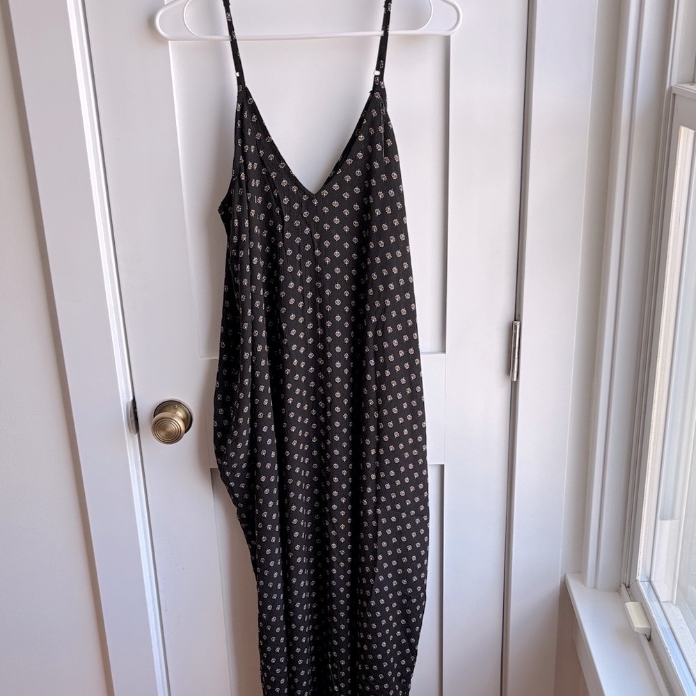 *NWOT* Lulus Black Floral Maxi Dress (size S/M)